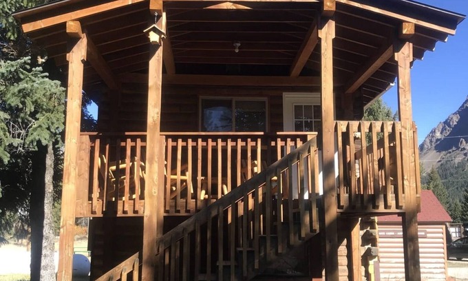 Cooke City-Silver Gate Cabina | Comfy cabin is situated on the Silver Gate property which overlooks 10,000ft tall mountain peaks surrounding the town.