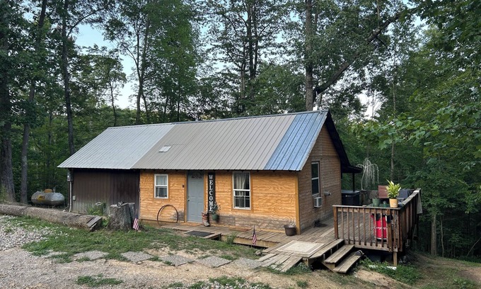 Ray Cabina | Comfy cabin near hocking hills with hidden spare bedroom, pet friendly