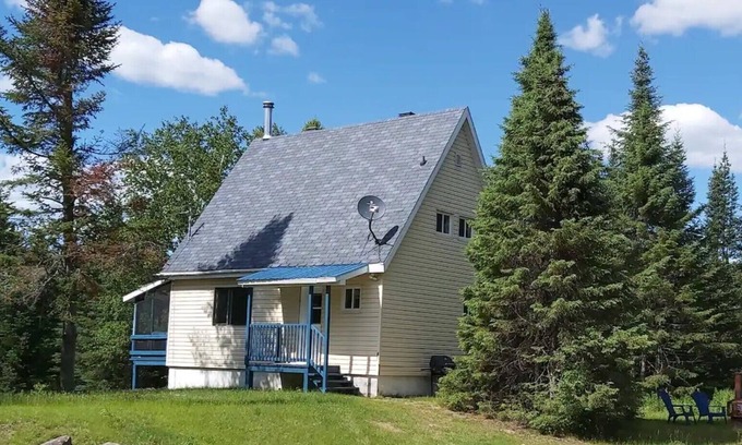 Saint Zenon Chalet De Esquí | Comfy chalet with lake view & private trails