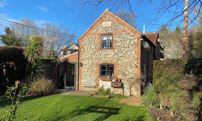 Lingwood Cabaña | Comfy Character Cottage, sleeps 13, Hot Tub, Spa Bath , Patio and Gardens