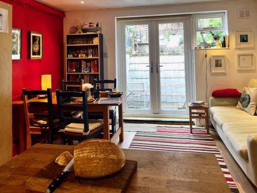 Camden Town with Primrose Hill Apartamento | Comfy child/dog friendly garden flat heart Camden