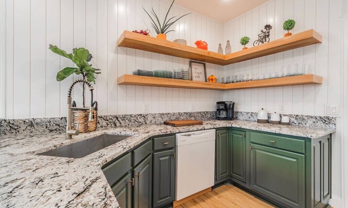 Bentonville Casa | Comfy, Clean & Crazy Close to Coler Creek