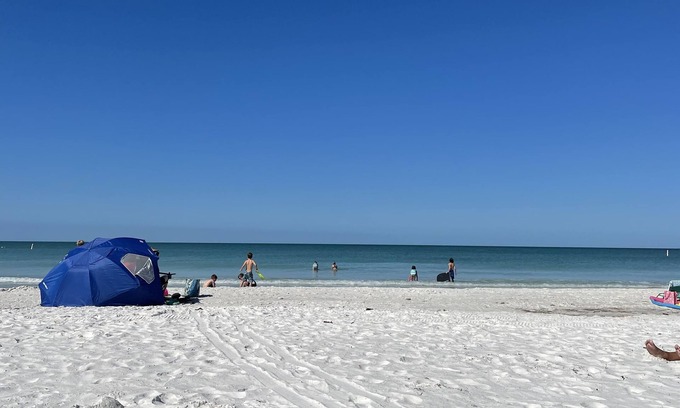 West Bradenton Casa | Comfy Cottage! 10 minutes to beach, hot tub, ping pong, beach gear & huge yard!