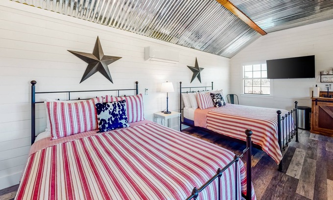 Fredericksburg Cabaña | Comfy country cottage with private deck, AC/heat, & high-speed fiber WiFi