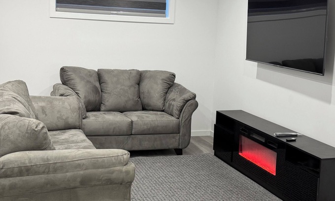 Southwest Edmonton Casa | Comfy Cozy One Bedroom Suite