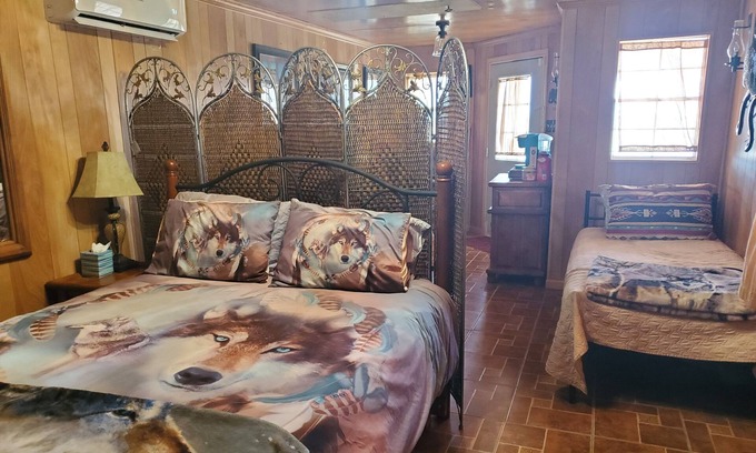 Luna County Cabina | Comfy & Cozy Ranch Hideaway