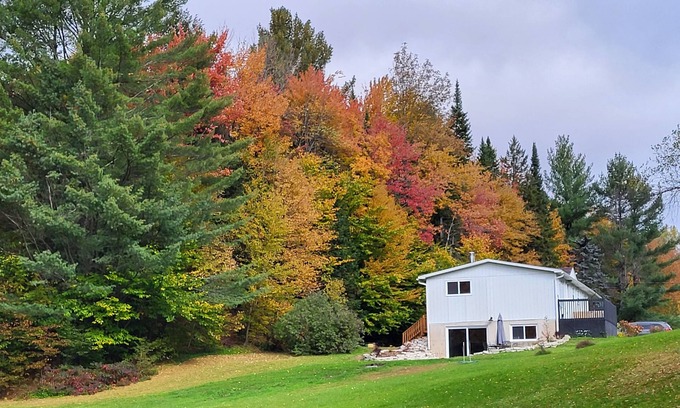 Potton Chalet De Esquí | Comfy creekside chalet+5 skiResorts+HiSpeedNet&Workspace+Fireplace&Hometheater