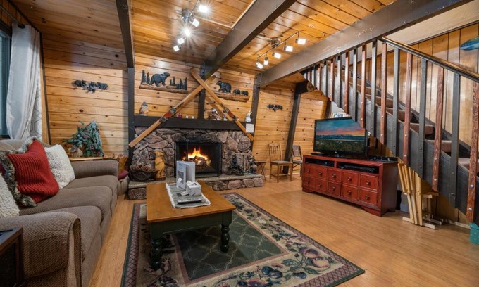 Big Bear Lake Casa | Comfy Cubby - Cozy mountain home in a great location near Bear Mountain Ski Resort