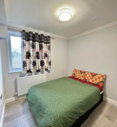 Whittington Casa | Comfy Double Room in Colindale With Shared Bathroom