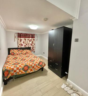 Whittington Casa | Comfy Ensuite Room in Colindale