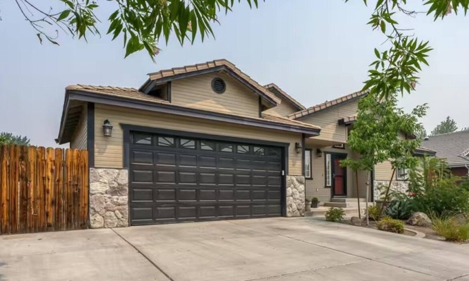 West University Casa | Comfy home, HOT TUB near UNR, Rafael Park, Downt