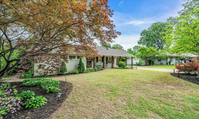 Memphis Casa | Comfy home in E Memphis centrally located. Minutes to everything!