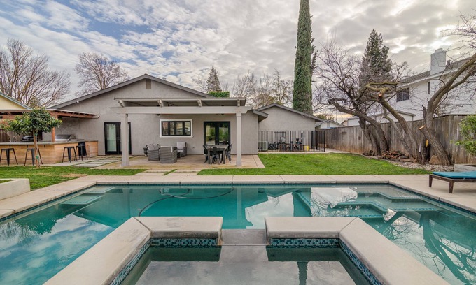 Elk Grove Casa | Comfy House W/ Big Pool / hot tub !!!