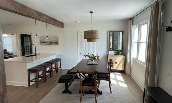 Independence Casa | Comfy King Beds and Fast Wi-Fi near KC stadiums