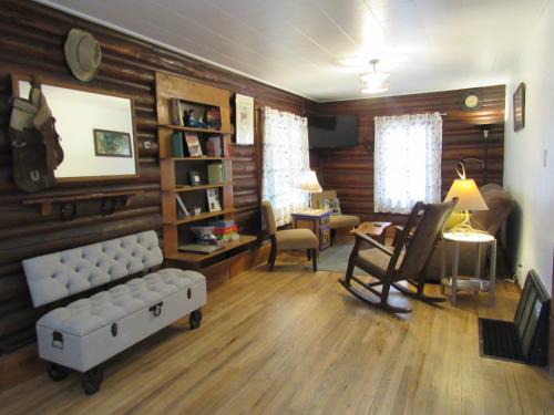 Cody Casa | Comfy log cabin in walking distance of downtown
