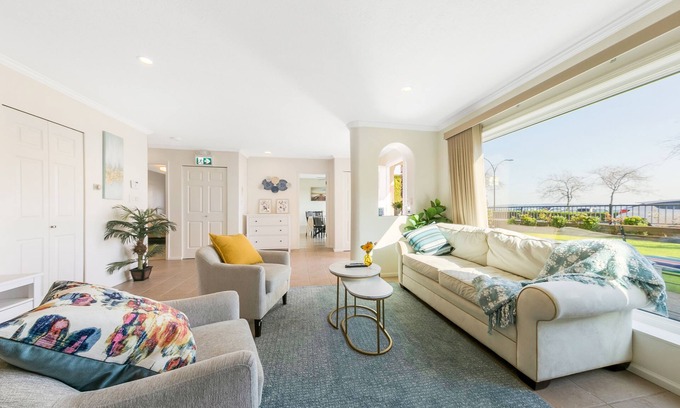 White Rock Casa | Comfy Marine Drive Guesthouse - Steps to the Beach