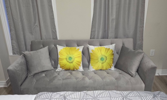 Brampton Casa | Comfy Modern 1-bedroom suite in Brampton Entire place