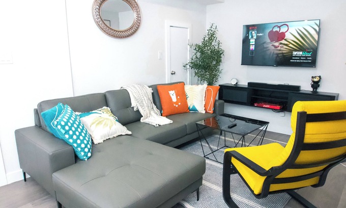 Northeast Edmonton Apartamento | Comfy & Modern 2 Bedroom Guest Suite with King Bed
