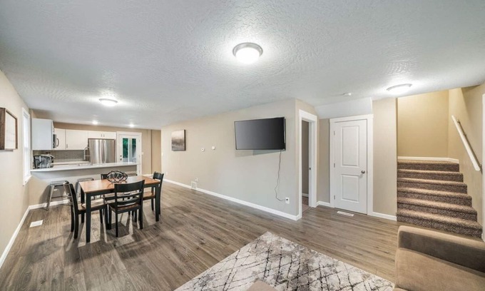 South Perry District Casa | Casa moderna, a 3 minutos del centro y hospitales. Nuevas camas !!