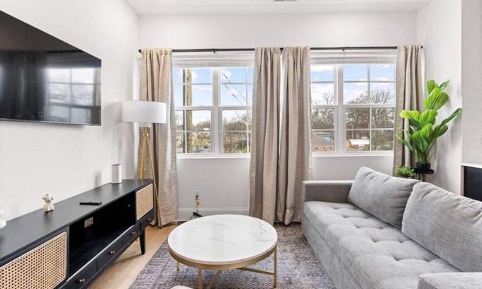 Cleveland Park Condominio | Comfy New 5 Bed, 2 Bedroom Close to Downtown!