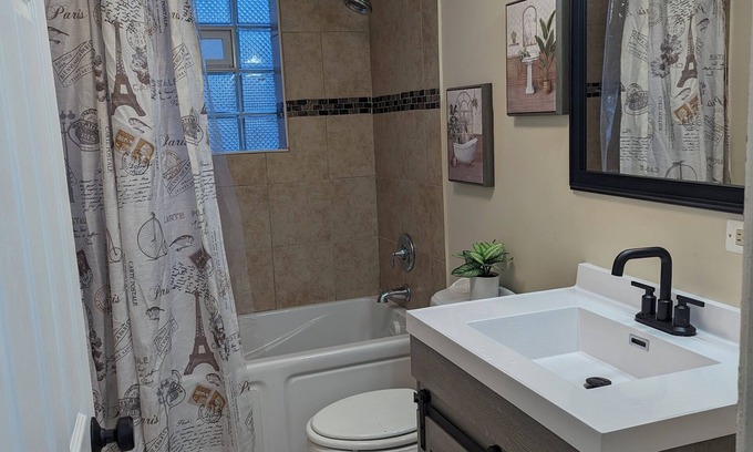 Oakland Casa | Comfy one bedroom in the Middle of Everything