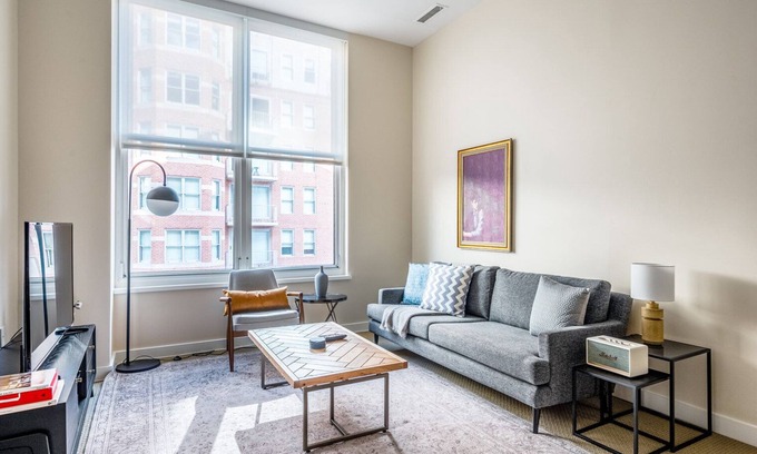 Penn Quarter Apartamento | Comfy Penn Quarter 2BR w/ Gym, Pool, nr. National Mall, by Blueground
