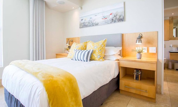 Herolds Bay Casa | Comfy Room in a Seafront Villa