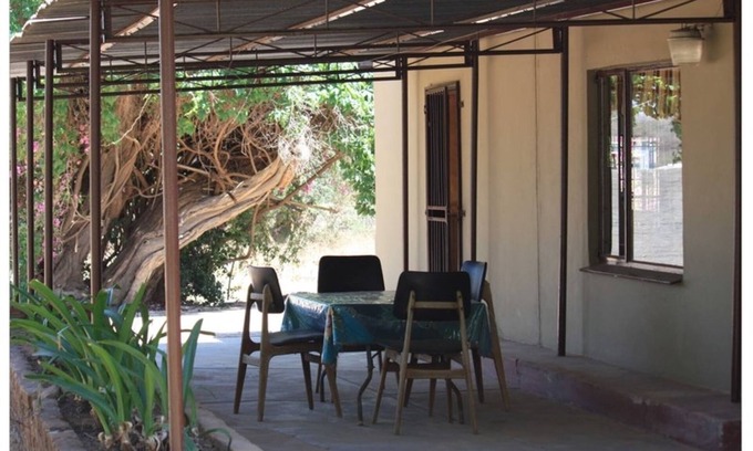Lephalale Casa | Cómoda habitación con televisión y aire acondicionado en una práctica ubicación
