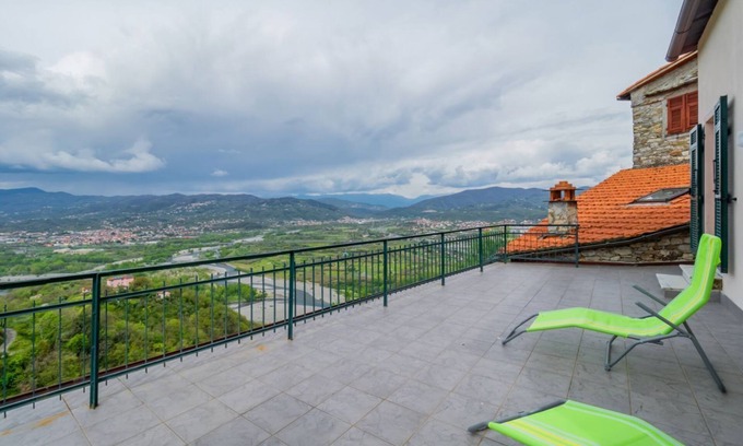 Vezzano Ligure Apartamento | Comfy & Roomy Apt - View on the Ligurian Hills!