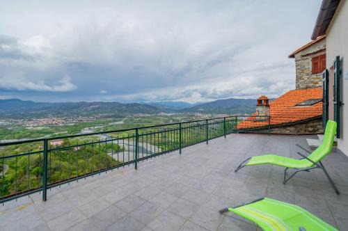 Vezzano Ligure Apartamento | Comfy & Roomy Apt - View on the Ligurian Hills!