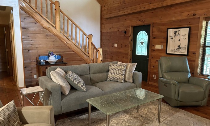 Kingston Cabina | Comfy rustic cabin 1/2 mile from Lake Texoma is ready and fully stocked for 8+!