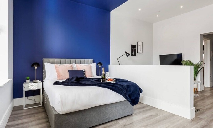 West Cliff Apartamento | Comfy Seaside Studio Apt w/ Free Gym & Wi-Fi