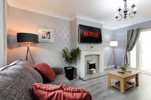 Braithwell Apartamento | Comfy stays, Rotherham for contractors & Families, spacious conservatory, free parking, wifi etc
