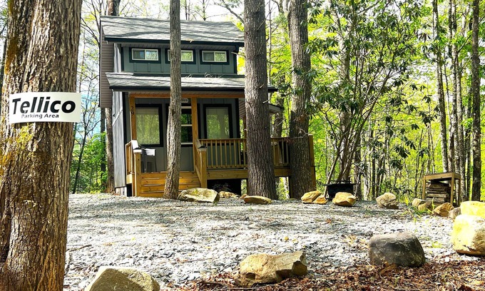 Topton Cabina | Comfy Tiny Cabin Near Lake Nantahala and the Great Smoky Mountains