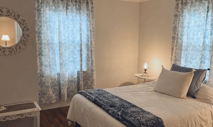 Newton Cabaña | Comfy vintage cottage in beautiful small town--7mins from everything.