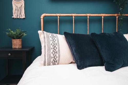 Newport Casa | Commercial House, By Solace Stays