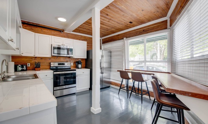 Historic Seaport Apartamento | Commodore s Compound by Brightwild Huge Home