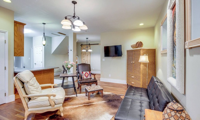 Cowan Apartamento | Community Courtyard & Fireplace: Cowan Apt!