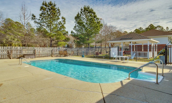 Gautier Condominio | Community Grills & Pool: Gautier Condo!