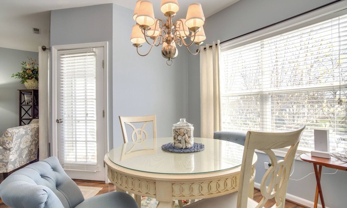 Lewes Apartamento | Community Pool & Private Balcony: Chic Lewes Gem