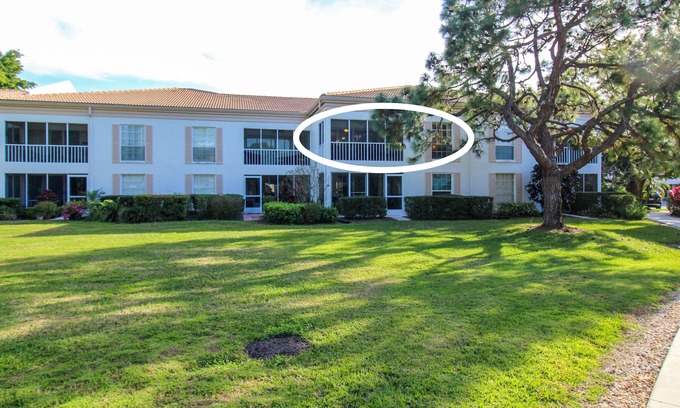 The Meadows Condominio | Community Pool, Sarasota, Ivory Cottage