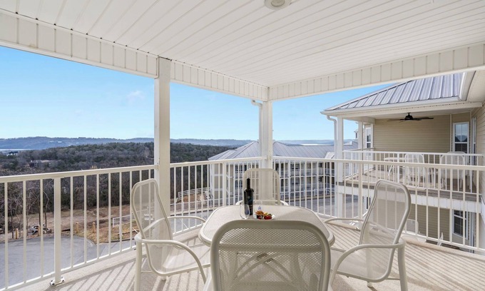 Kimberling City Condominio | Community Pool-Mini Golf-Table Rock Access @ Kim City Condo- Free Tickets