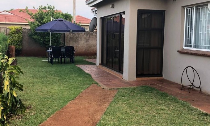 Mazowe Cabaña | Casa de campo compacta de 2 dormitorios con hermosa decoración. Hogar lejos del hogar