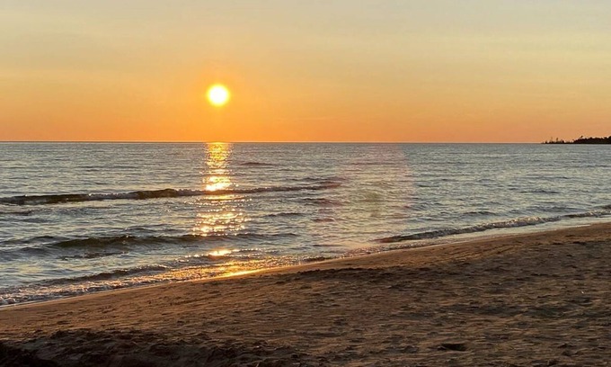 Sauble Beach Cabaña | Compass Cottage - Pool & 10 mins to Sauble Beach
