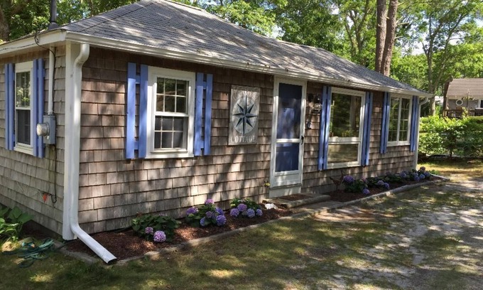 Dennis Cabaña | Compass Rose Cottage - Pasos para Flax Pond & Nature Trails
