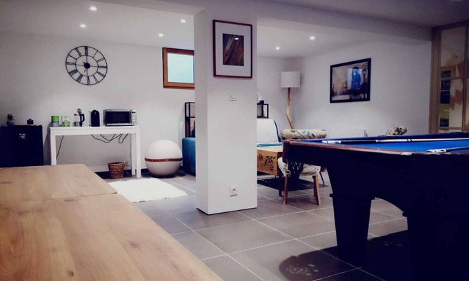 Maxilly-sur-Leman Apartamento | Complete accommodation with home cinema, pool table and private terrace.
