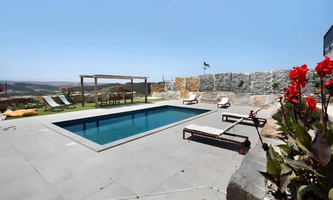Lourinha Villa | Villa Completa 'Breeze Retreat' con vistas a la montaña, piscina compartida y acceso Wi-Fi