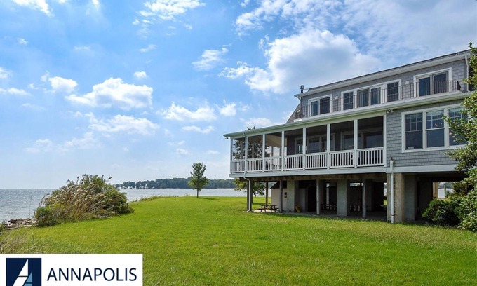 Arundel on the Bay Casa | ESCAPADA FAMILIAR INOLVIDABLE. Esta casa completamente renovada lo tiene todo. 3 lados de la bahía directa frente al mar.