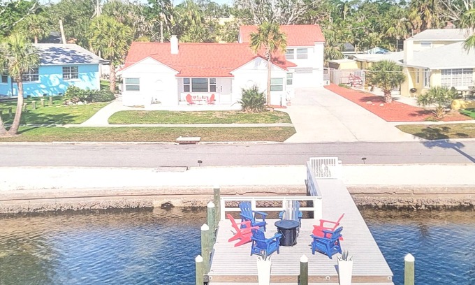 Bayou Shores Apartamento | Completely Redone Waterfront Apt w/Great Views, Patio, Balcony, Dock and Garage