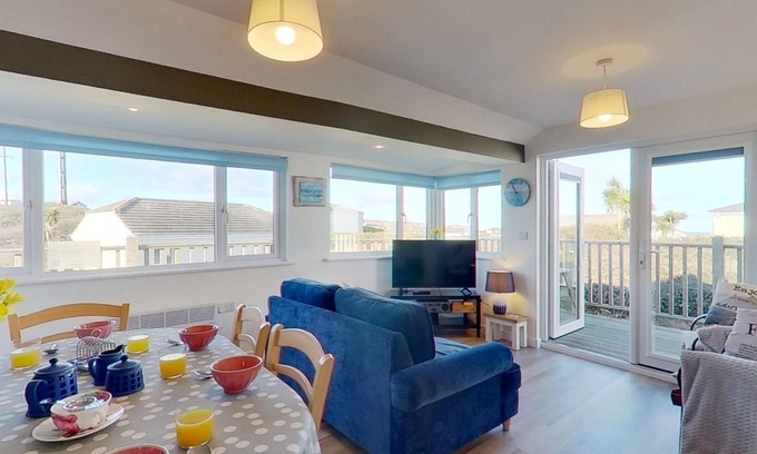 Hayle Apartamento | Completely refurbished and offers a bright and airy space, with a wonderful wrap around deck